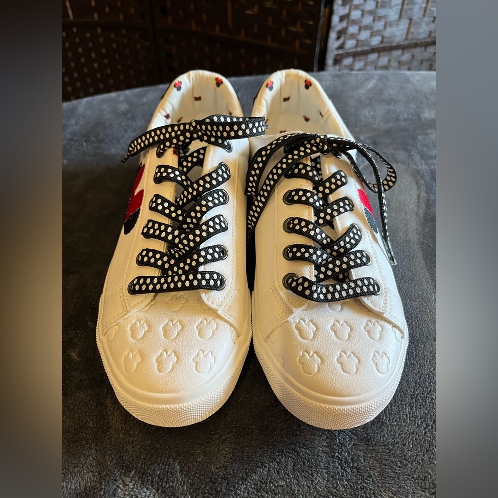 Disney Minnie Mouse sneakers. Embroidered. Low-top. Women’s 6 or youth 4. New! - Picture 4 of 10